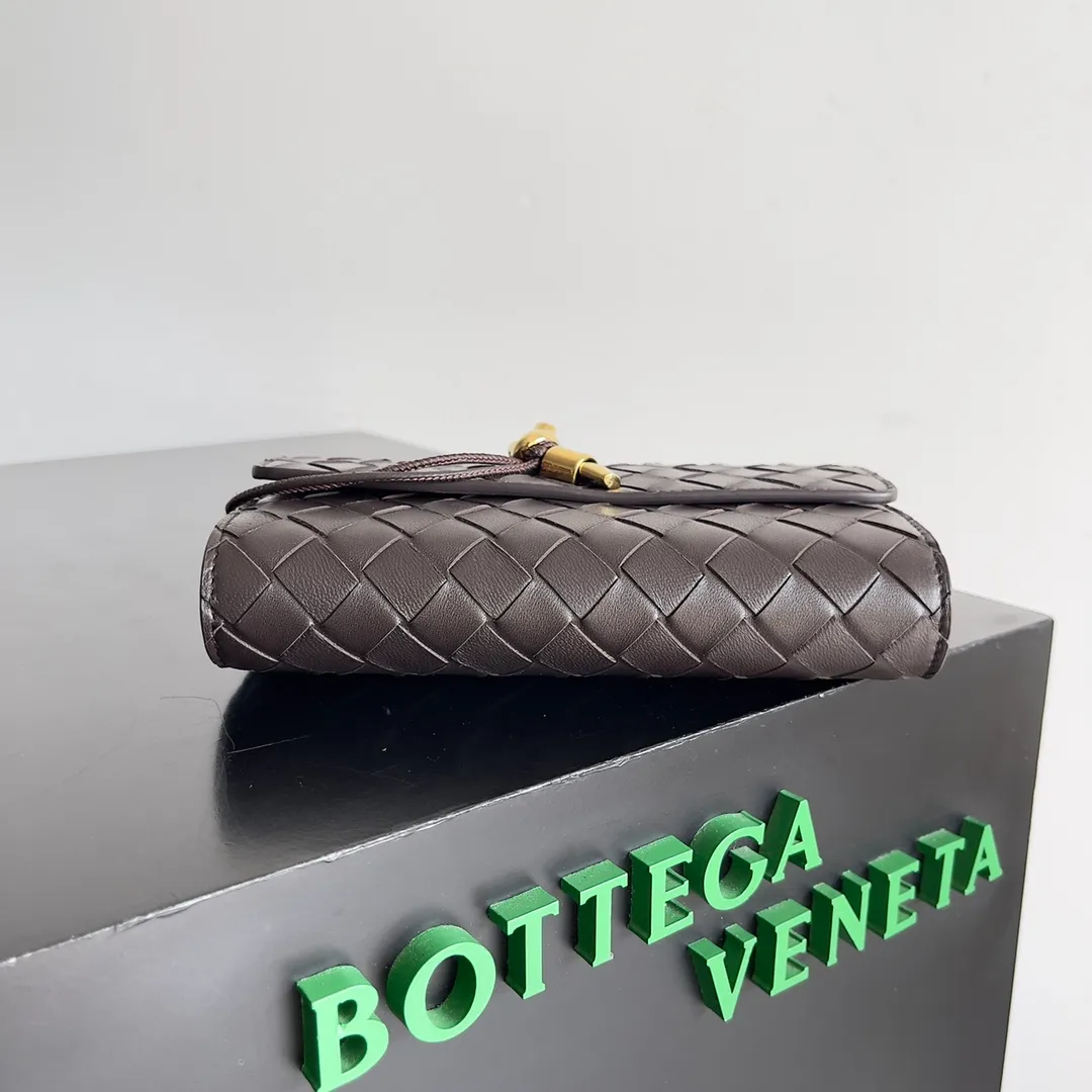 Batch 1160 BV Andiamo clutch wallet is super high-end🤎🤎How come the long clutch bag is so exquisite~ The braided style bag surface paired with all-copper hardware is really warm and high-end. The bag body is super light and can be grabbed easily! It can store a lot of small items and large mobile phones ~ very practical for daily use. Style number: 741504 Size: 19*11.5*3